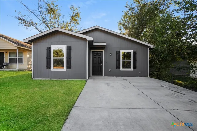 a view of a house with yard and tree s