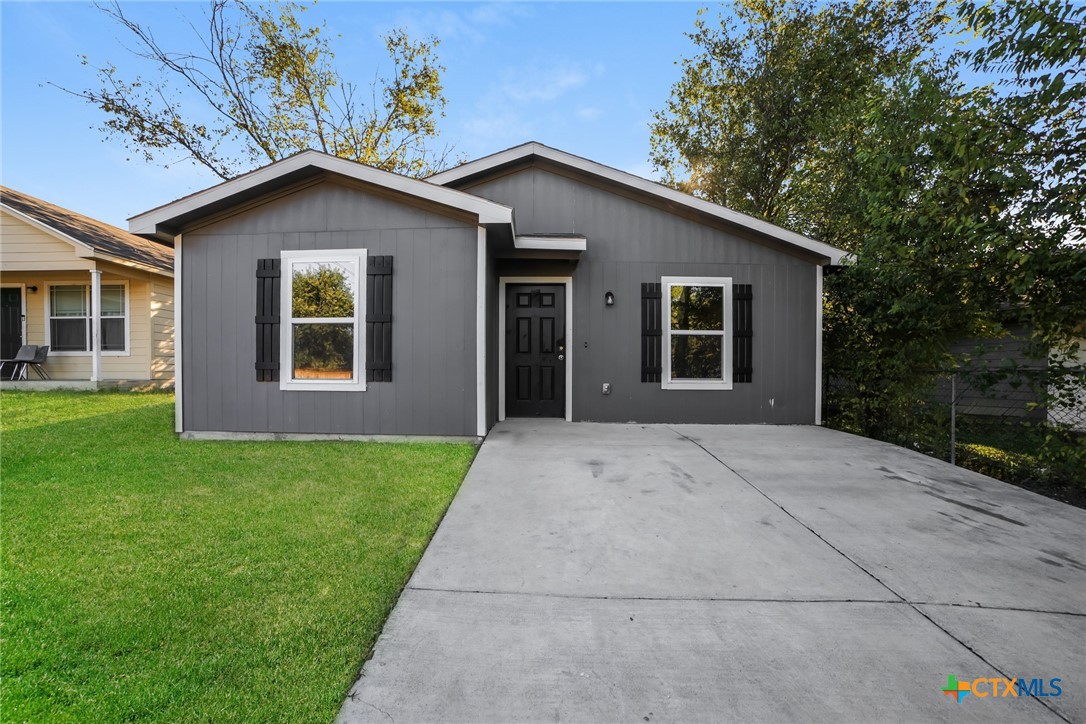 a view of a house with yard and tree s
