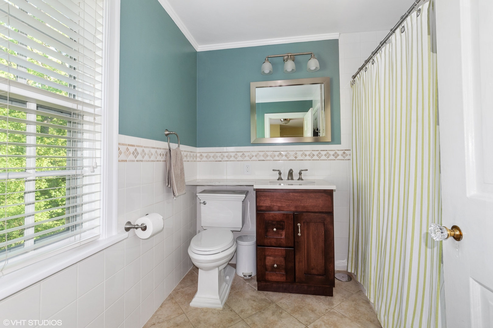 181 Ridge Road Highland Park, IL 60035 - Photo 13 of 16 a bathroom with a toilet sink and mirror