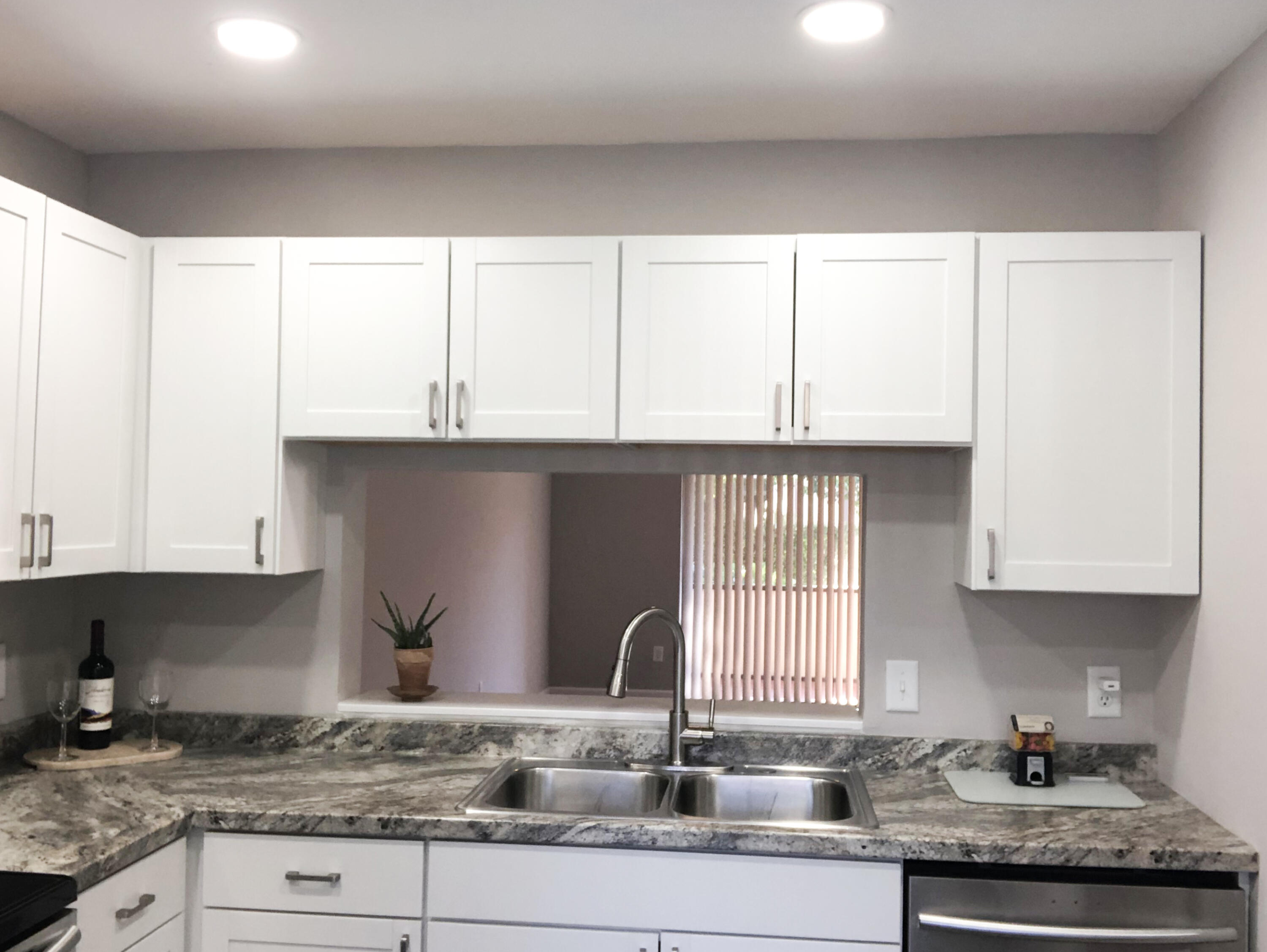300 East Club Circle, Unit 104 Boca Raton, FL 33487 - Photo 5 of 21 Kitchen