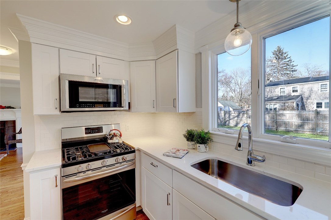 9 Humphreys Road Barrington, RI 02806 - Photo 12 of 30