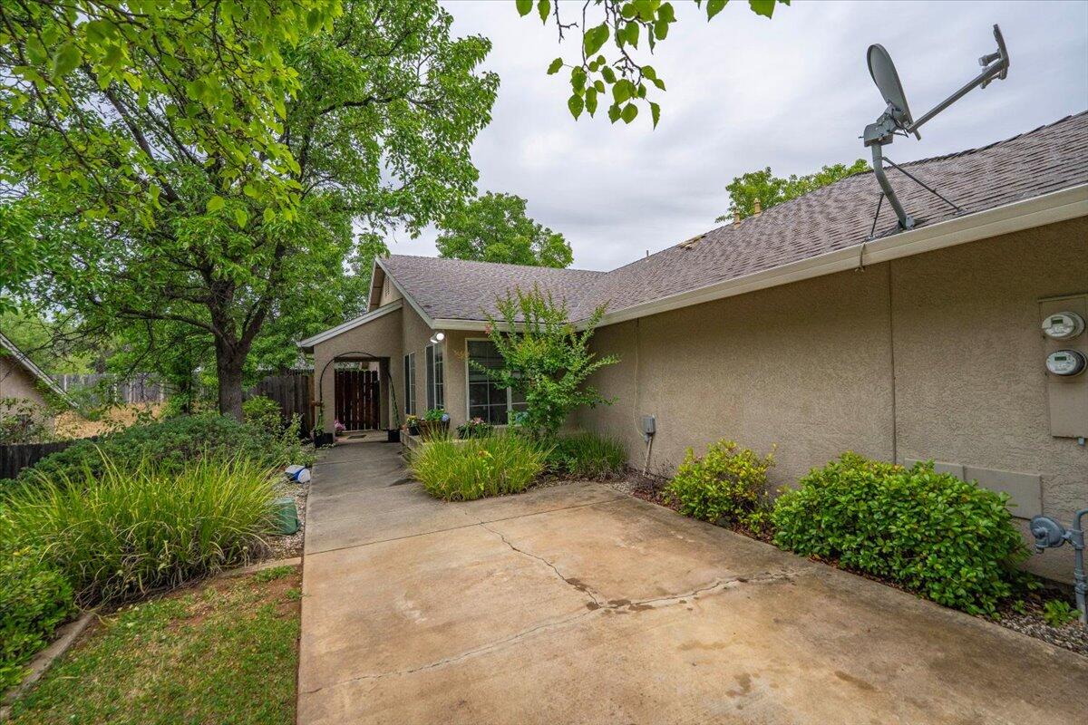 4597 Lynbrook Loop Redding, CA 96003 - Photo 5 of 36 Unit 1 - 1 car and extra parking