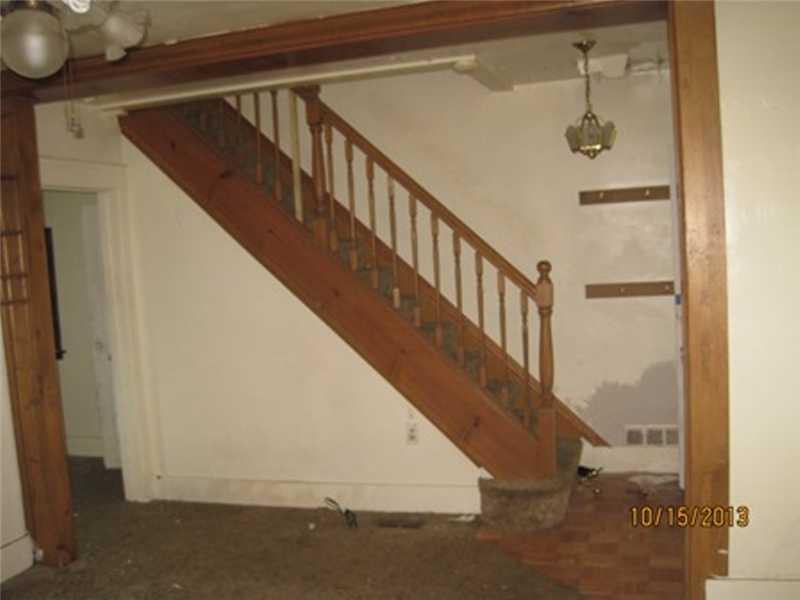 1137 9th Street McKees Rocks, PA 15136 - Photo 2 of 7 Living Room.