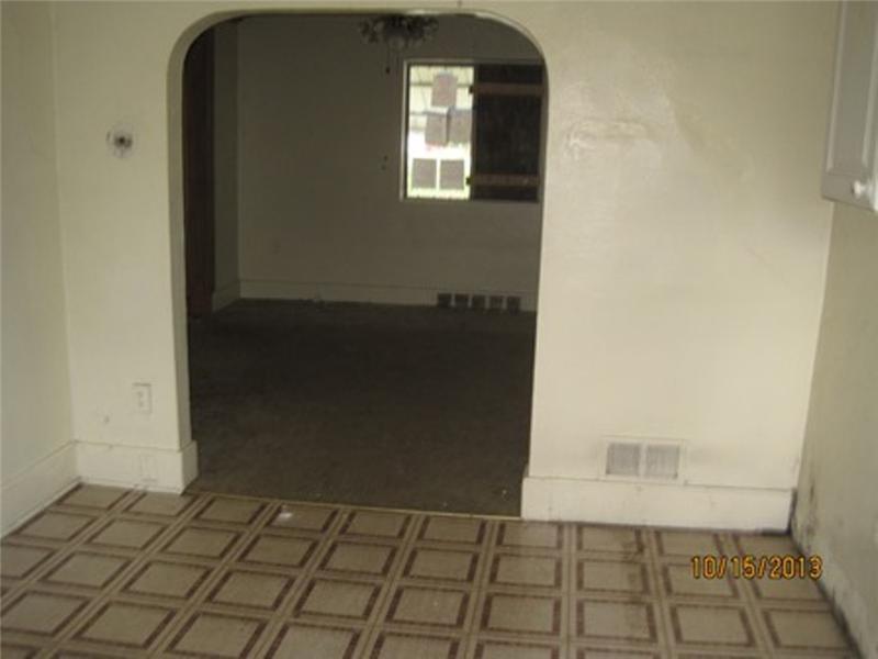 1137 9th Street McKees Rocks, PA 15136 - Photo 4 of 7 Dining Room.