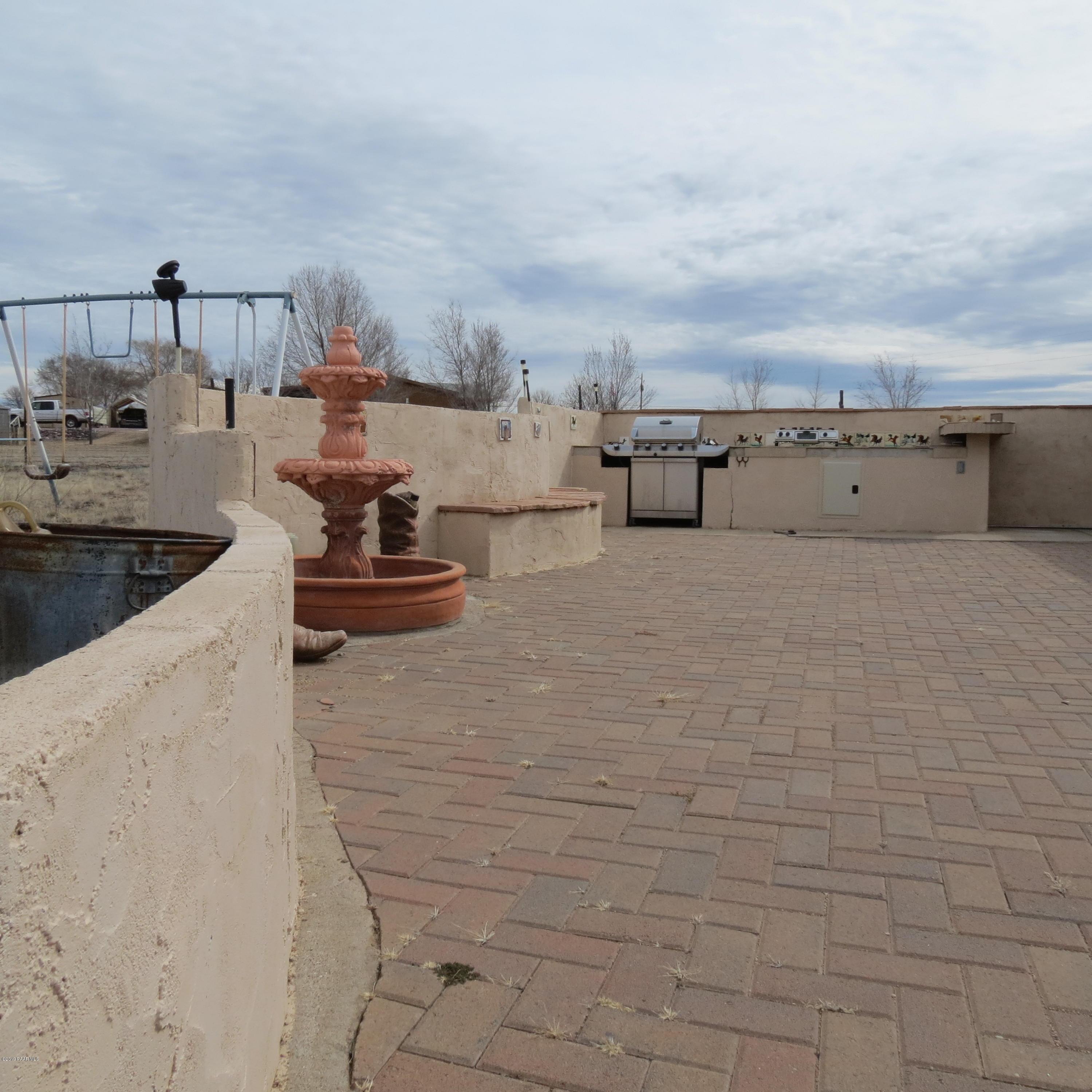 1400 Saddle Road Paulden, AZ 86334 - Photo 19 of 28 a terrace with a bench