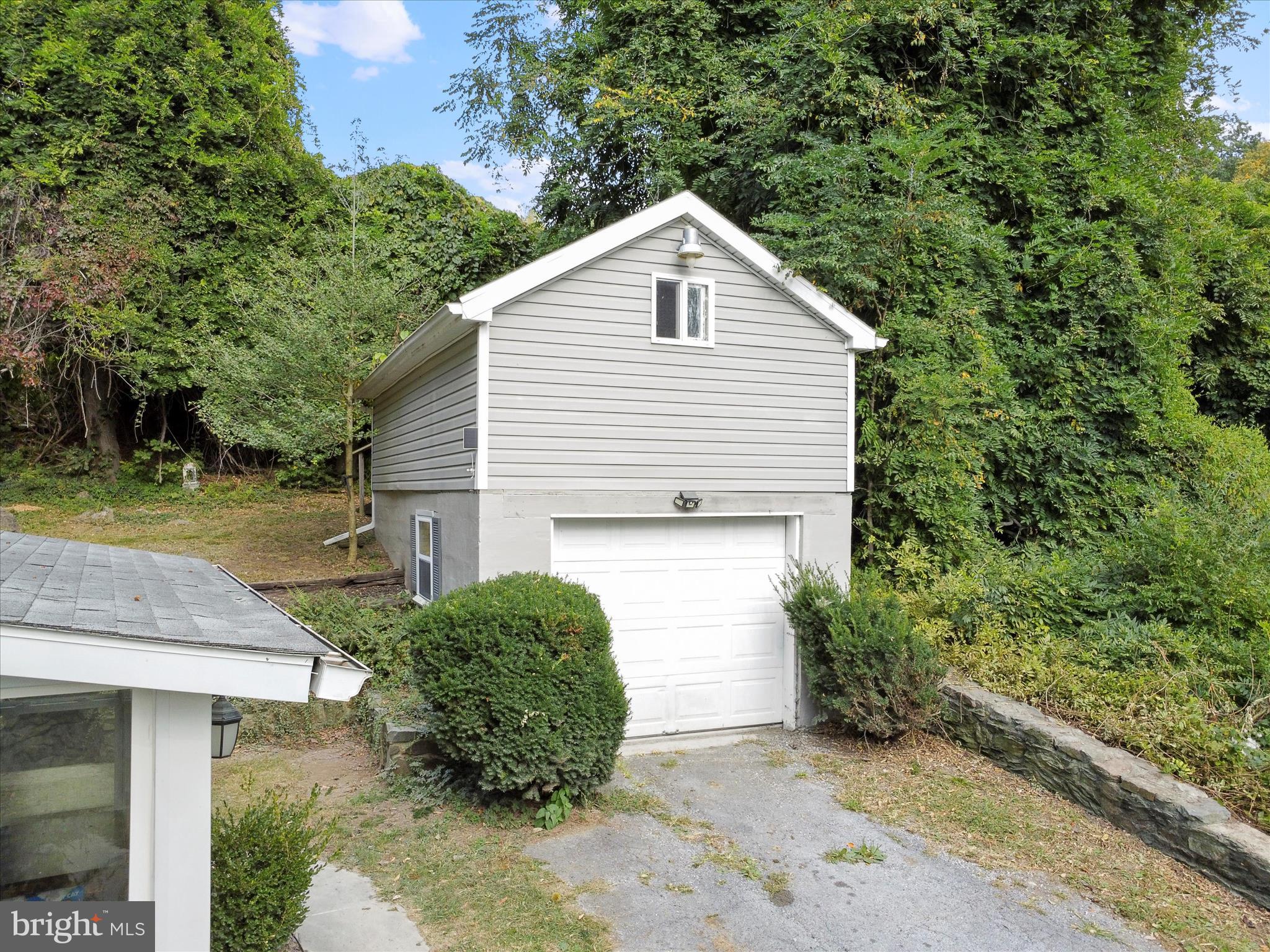 2550 Iron Springs Road Fairfield, PA 17320 - Photo 4 of 32 a backyard of a house with plants and large tree