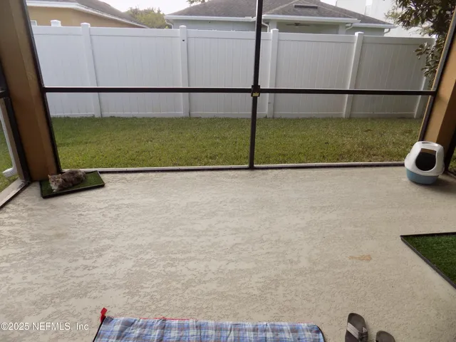 a view of a backyard