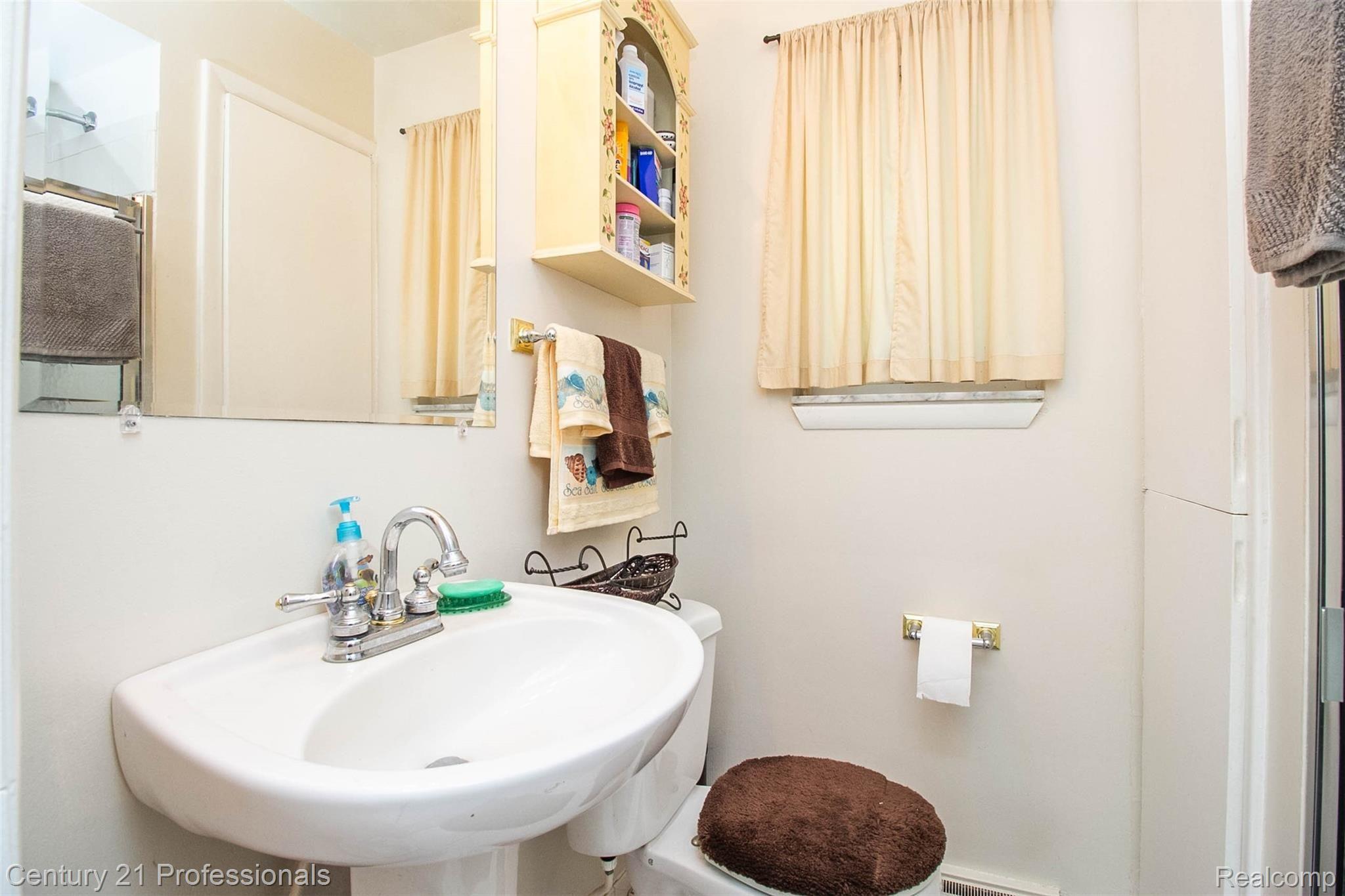 695 Ridgewood Road Rochester, MI 48306 - Photo 13 of 46 13.jpg