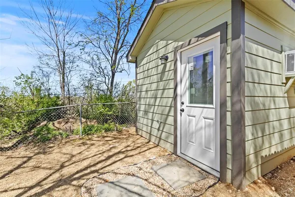 $950 | 2409 Shropshire Street, Unit B, Fort Worth, TX 76119