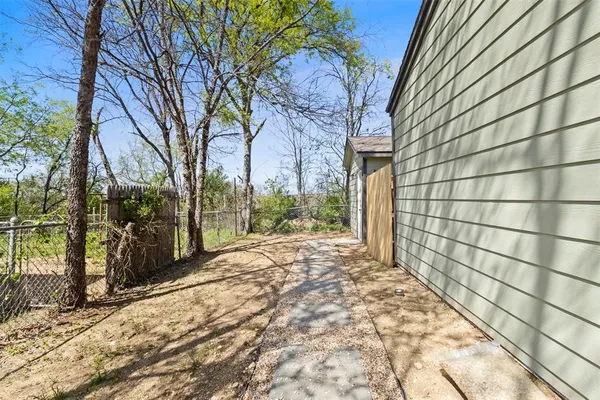 $950 | 2409 Shropshire Street, Unit B, Fort Worth, TX 76119