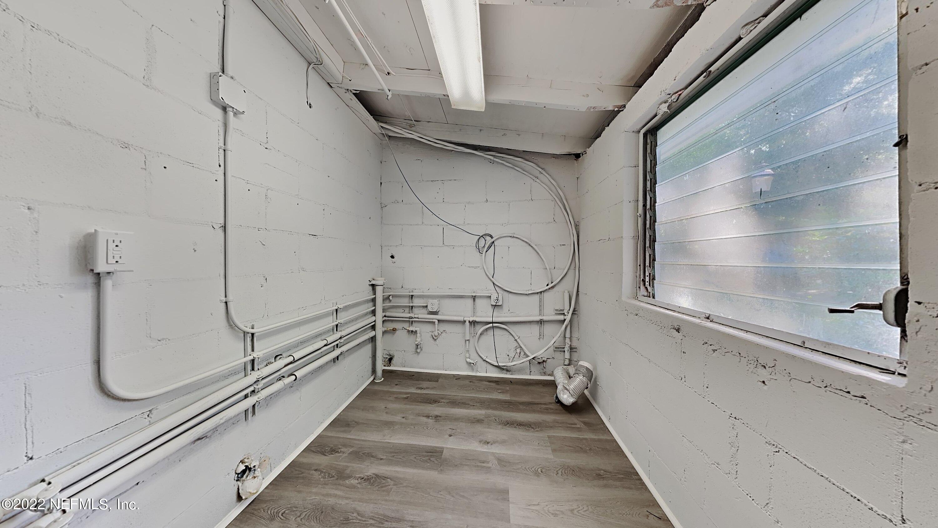10729 Tulsa Road Jacksonville, FL 32218 - Photo 8 of 21 a bathroom with a shower