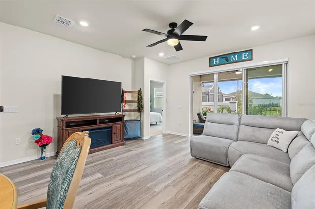 $425,000 | 13615 Splash Isla Drive, Winter Garden, FL 34787