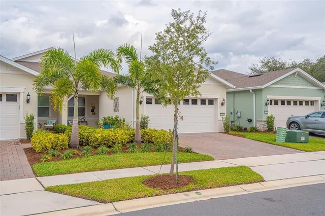 $425,000 | 13615 Splash Isla Drive, Winter Garden, FL 34787
