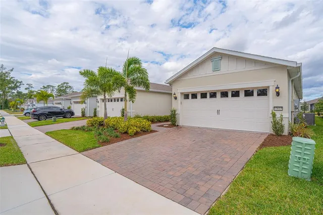 $425,000 | 13615 Splash Isla Drive, Winter Garden, FL 34787