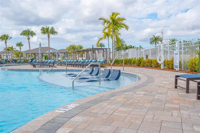 $425,000 | 13615 Splash Isla Drive, Winter Garden, FL 34787