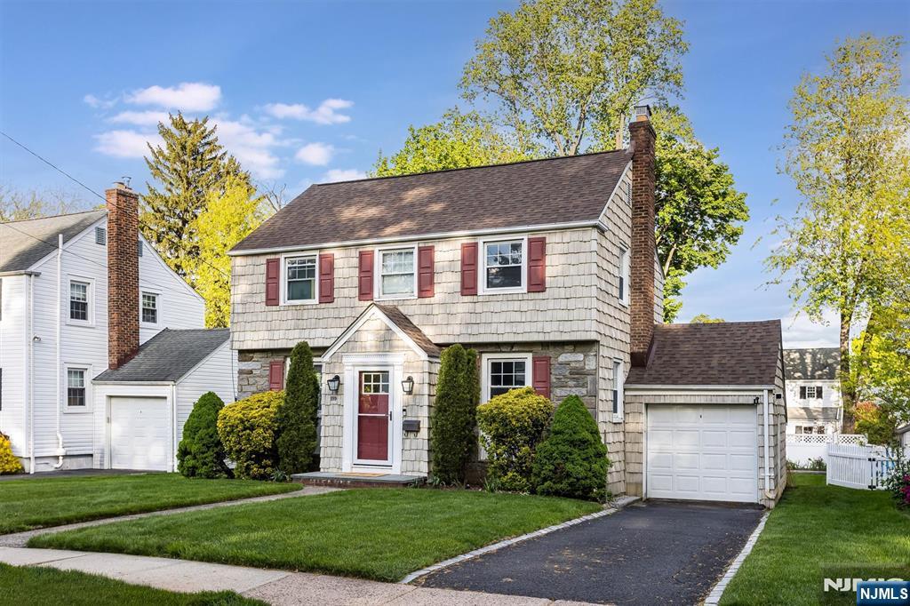 199 Stonehouse Road Bloomfield, NJ 07028 - Photo 3 of 36 front view of a house with a yard