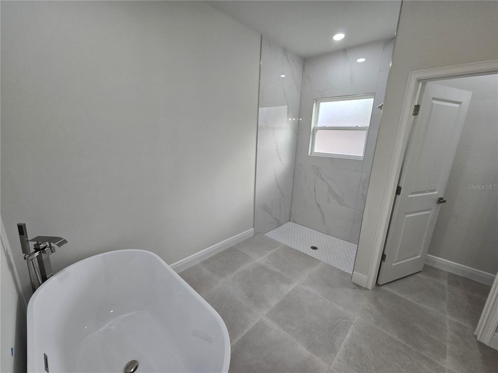 2717 Southwest 140th Loop Ocala, FL 34473 - Photo 21 of 40 a bathroom with a bathtub