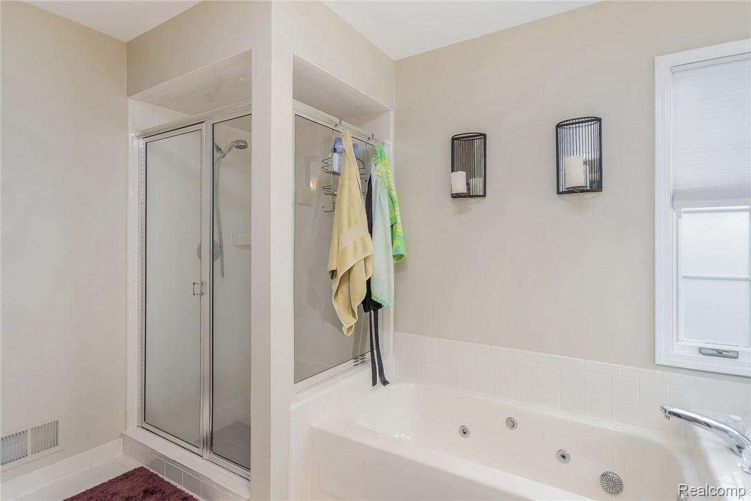 2178 Reagan Drive Rochester, MI 48309 - Photo 18 of 44 Master Bath w/ Jetted Tub and separate shower