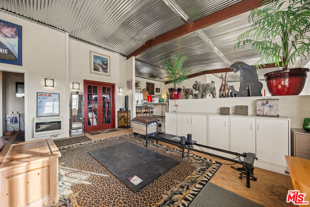 9025 Camp Rock Road Lucerne Valley, CA 92356 - Photo 32 of 54 a room with musical instruments