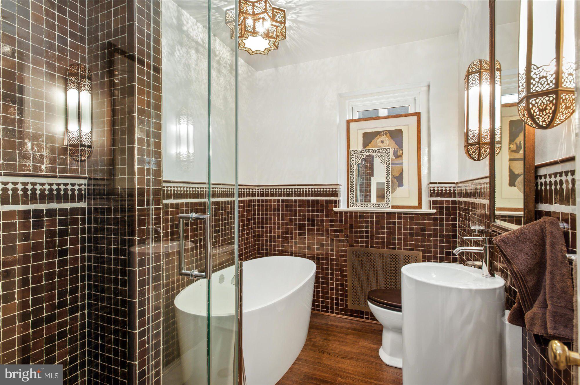 2101 Connecticut Avenue Northwest, Unit 36 Washington, DC 20009 - Photo 18 of 34 Hall bath