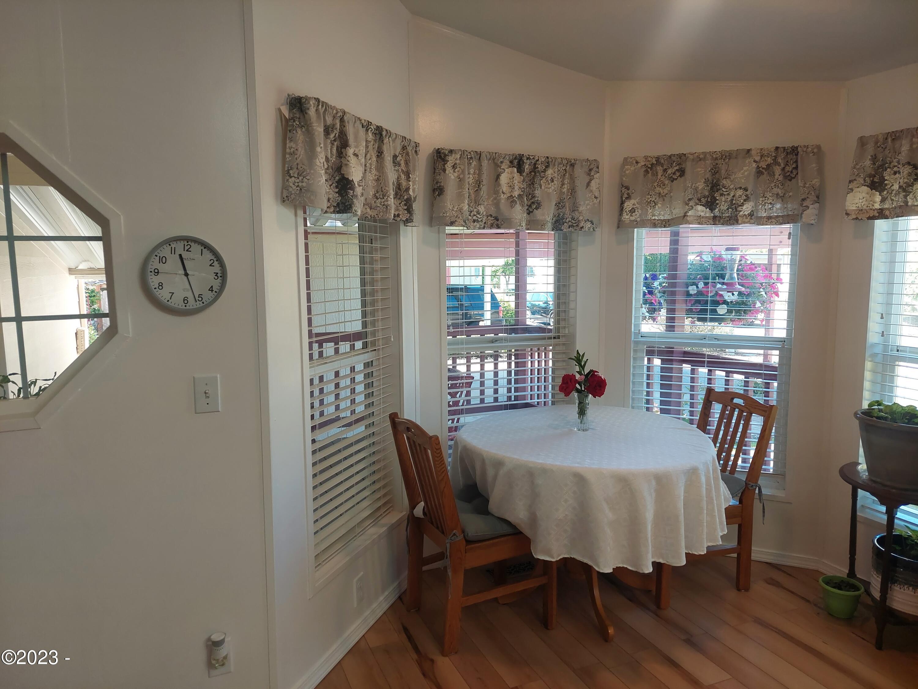 655 Northeast Burnett Road McMinnville, OR 97128 - Photo 10 of 44 Breakfast Nook