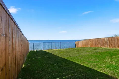a view of a back yard