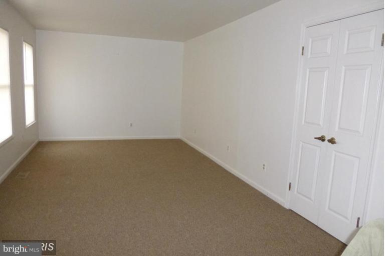 9022 Fieldchat Road Baltimore, MD 21236 - Photo 3 of 23 Living Room