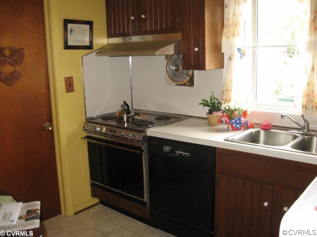307 Meadowspring Road Richmond, VA 23223 - Photo 2 of 10 Kitchen - Kitchen with dishwasher