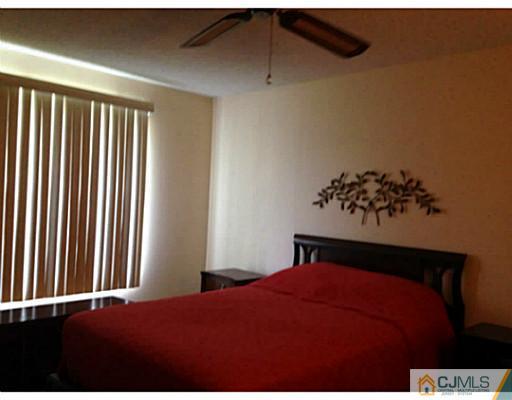 37 Haddon Road Monroe Township, NJ 08831 - Photo 12 of 19 Gallery Image 12