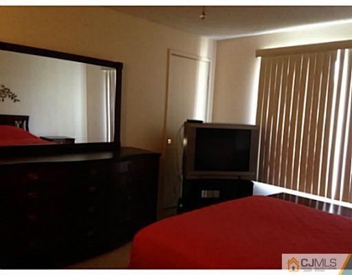 37 Haddon Road Monroe Township, NJ 08831 - Photo 13 of 19 Gallery Image 13
