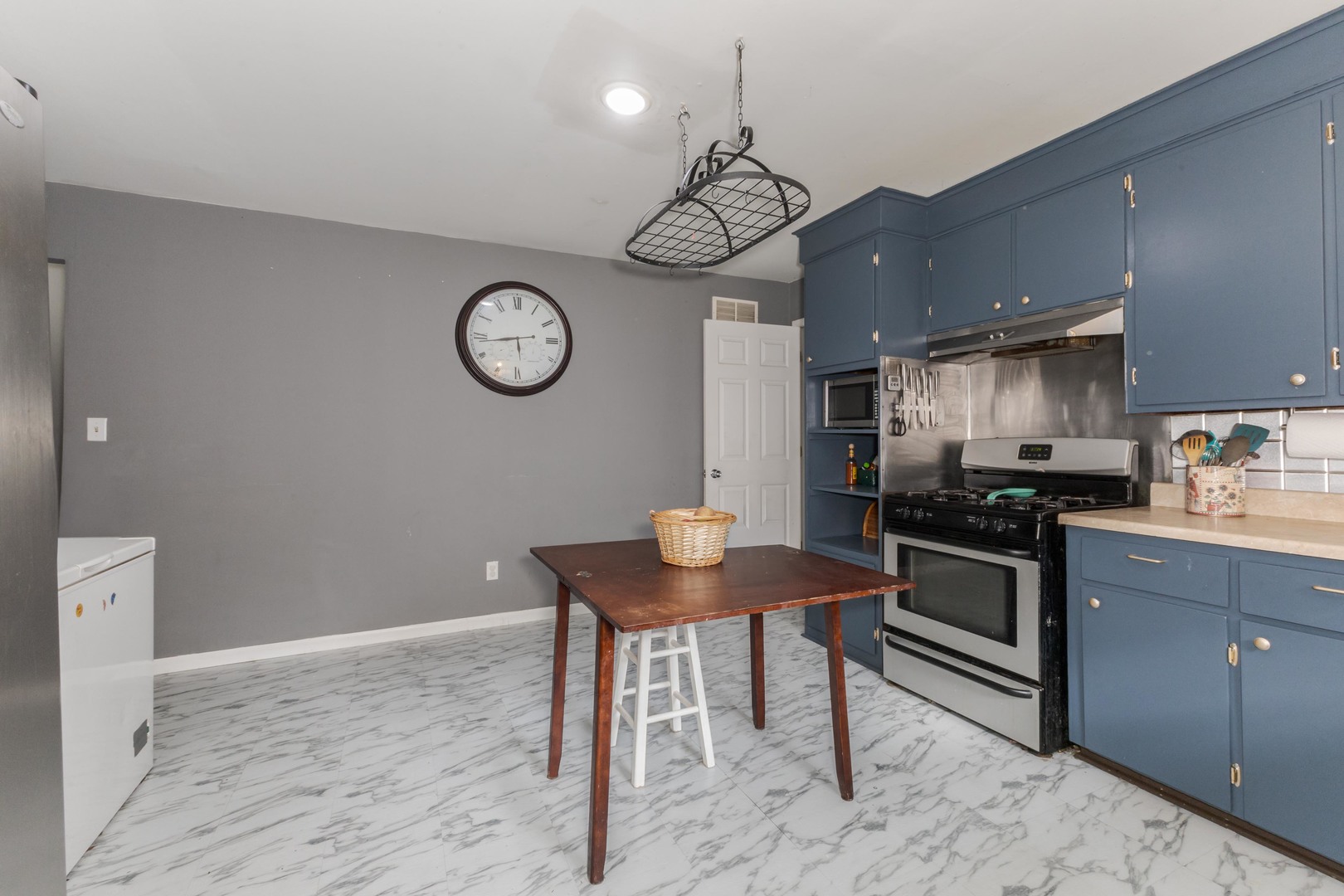 413 East Timber Street Pontiac, IL 61764 - Photo 11 of 36 a view of a kitchen with a table and chairs