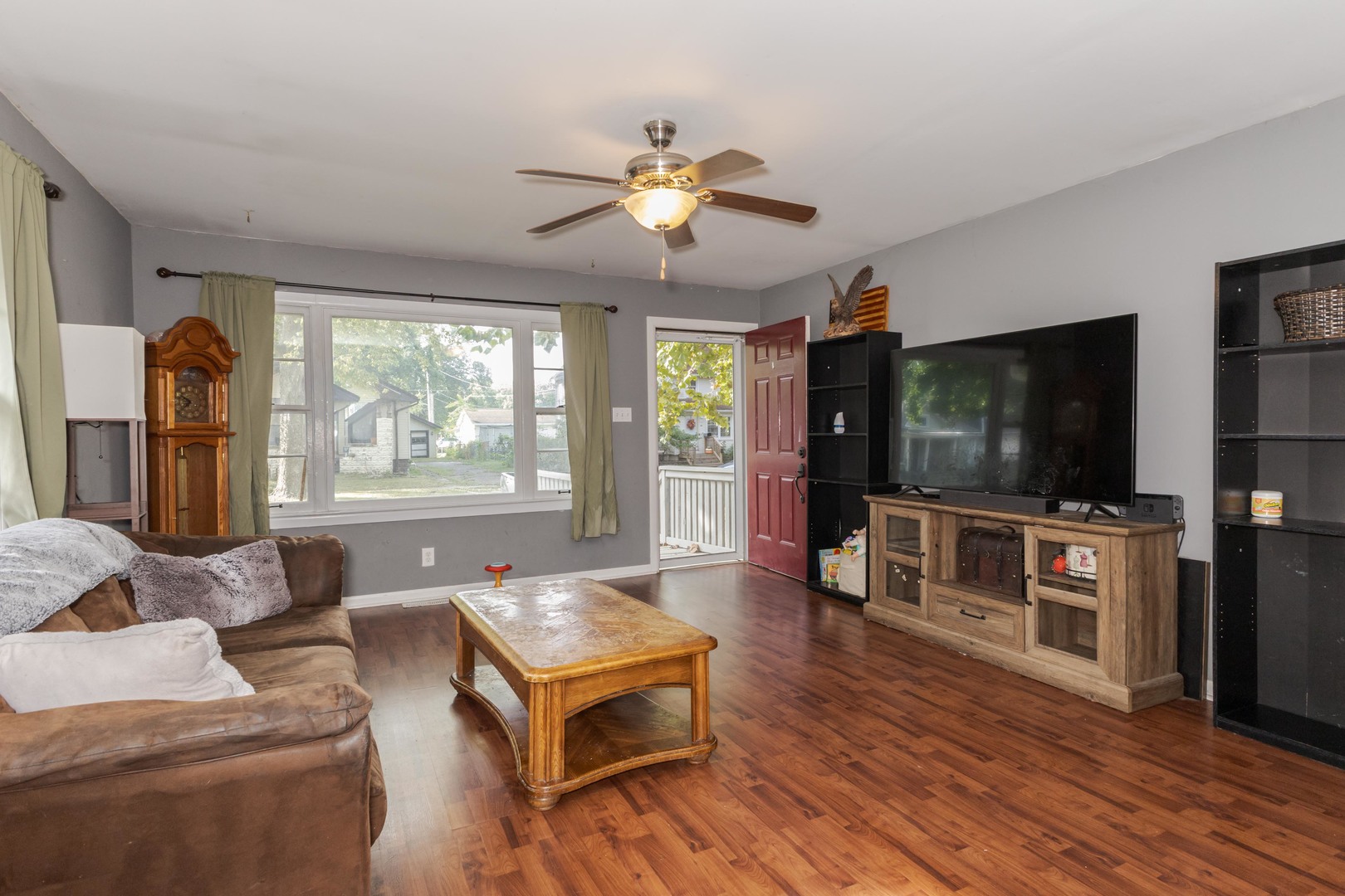413 East Timber Street Pontiac, IL 61764 - Photo 5 of 36 a living room with furniture and a flat screen tv
