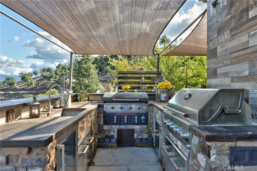 44195 Vía Horca Temecula, CA 92590 - Photo 55 of 74 a view of a patio with table and chairs and potted plants