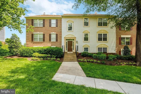$2,400 | 12106 Green Leaf Court, Unit 102, Fairfax, VA 22033