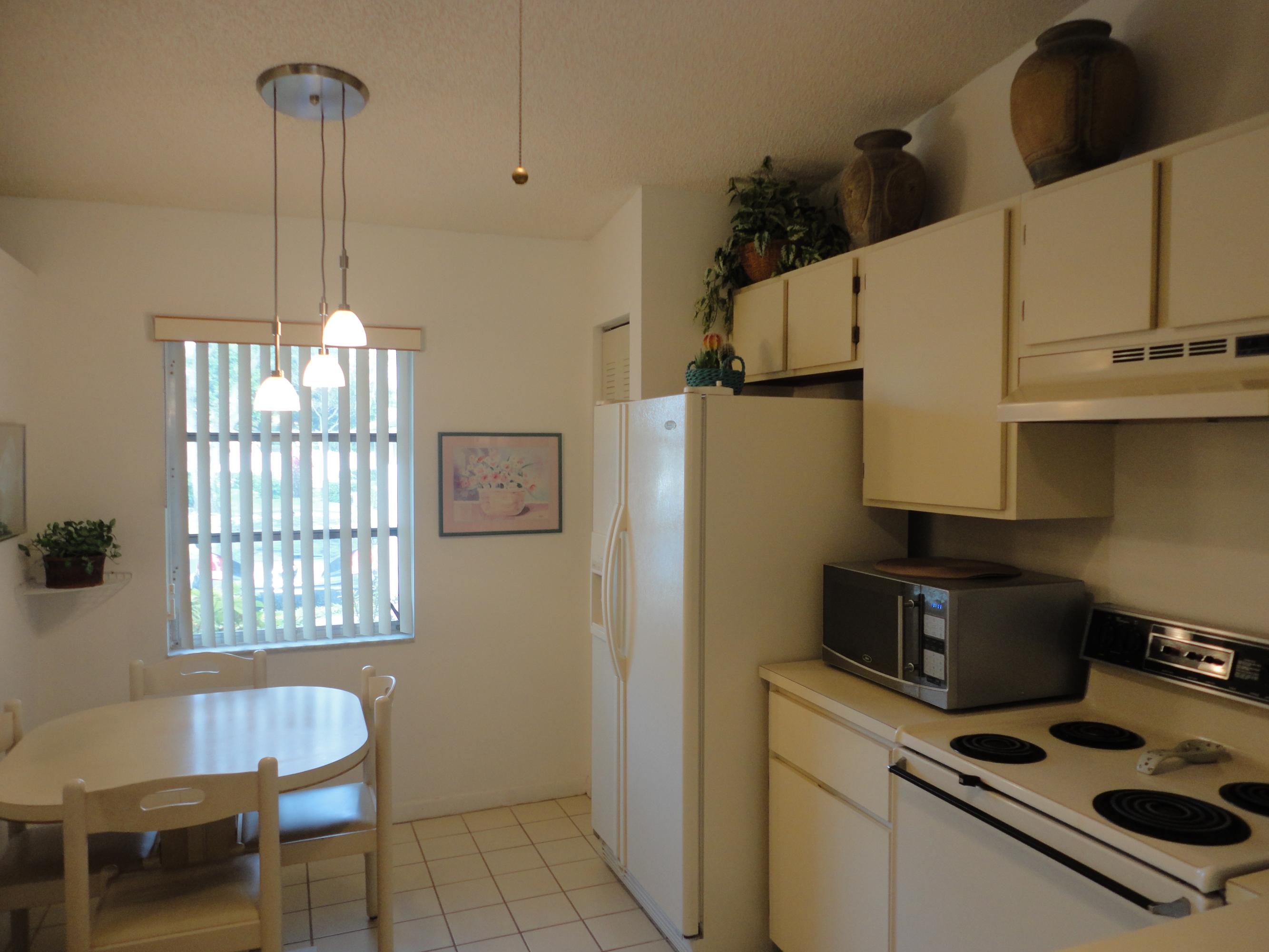 8946 Meadowlark Way, Unit D Boca Raton, FL 33496 - Photo 5 of 32 Eat-In Kitchen