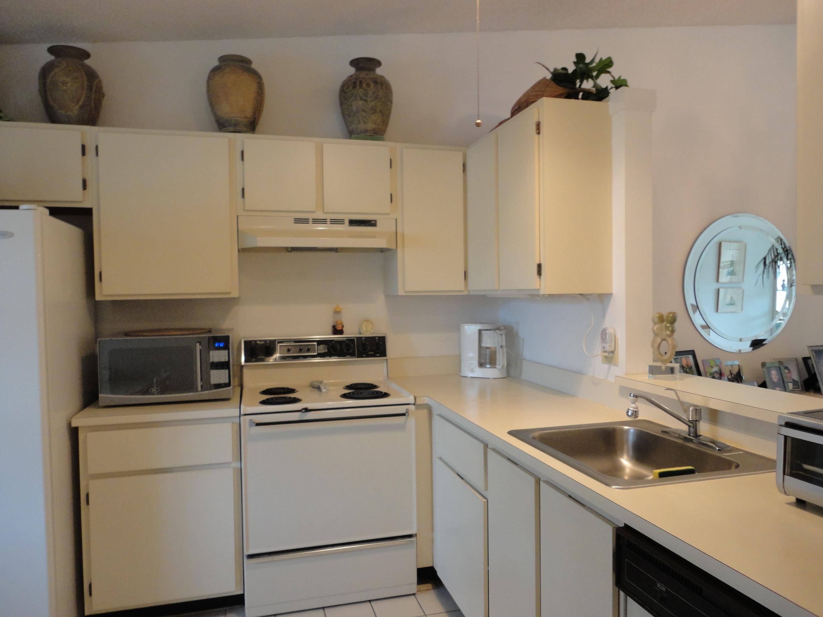 8946 Meadowlark Way, Unit D Boca Raton, FL 33496 - Photo 6 of 32 Kitchen