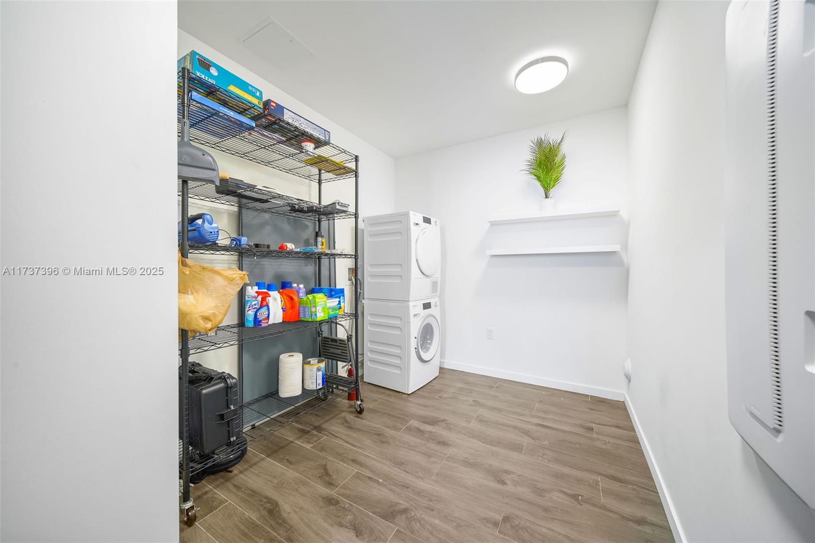 1000 Brickell Plaza, Unit PH5002 Miami, FL 33131 - Photo 42 of 68 a view of an empty room