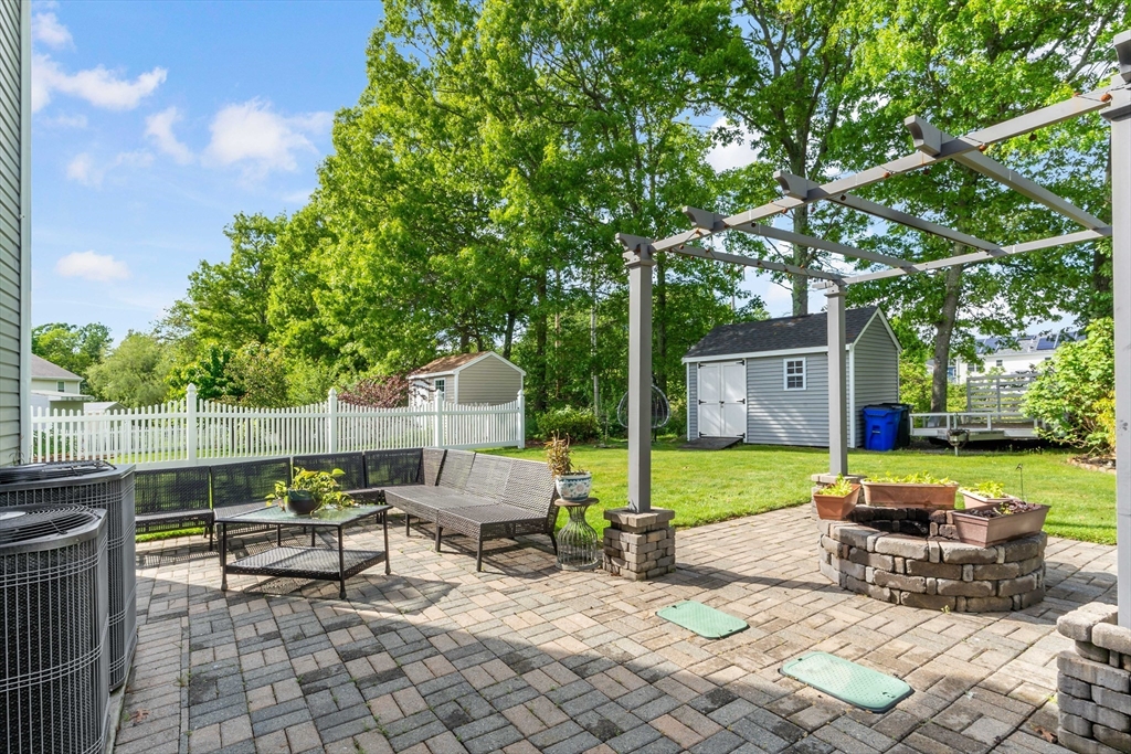 1084 Laurel Street Fall River, MA 02721 - Photo 6 of 42