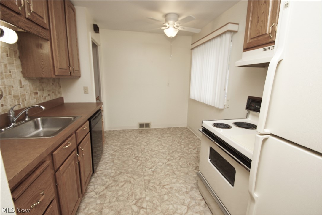 30413 Vineyard Road Willowick, OH 44095 - Photo 2 of 25 Eat in kitchen