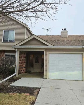 $2,300 | 7030 Park Ln Court, Unit 101, Woodridge, IL 60517