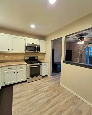 $2,300 | 7030 Park Ln Court, Unit 101, Woodridge, IL 60517