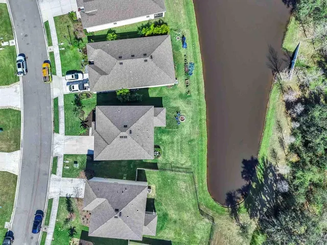 a view of a house with backyard and garden