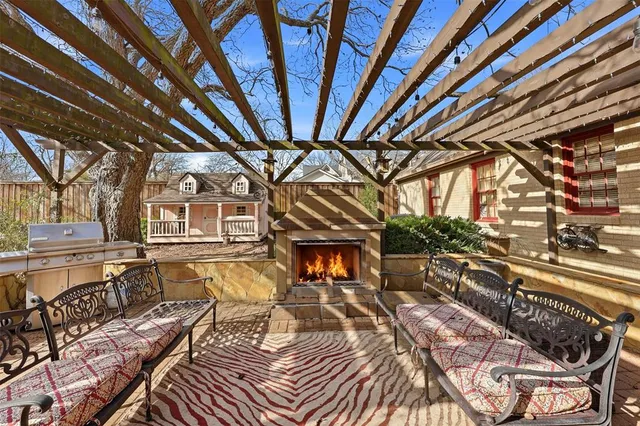 $337,000 | 122 East 7th Street, Lancaster, TX 75146