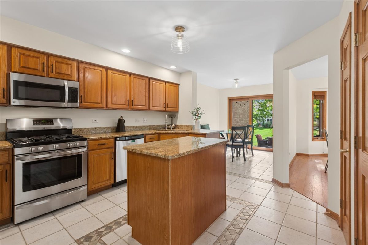 180 Grove Court Lemont, IL 60439 - Photo 7 of 22