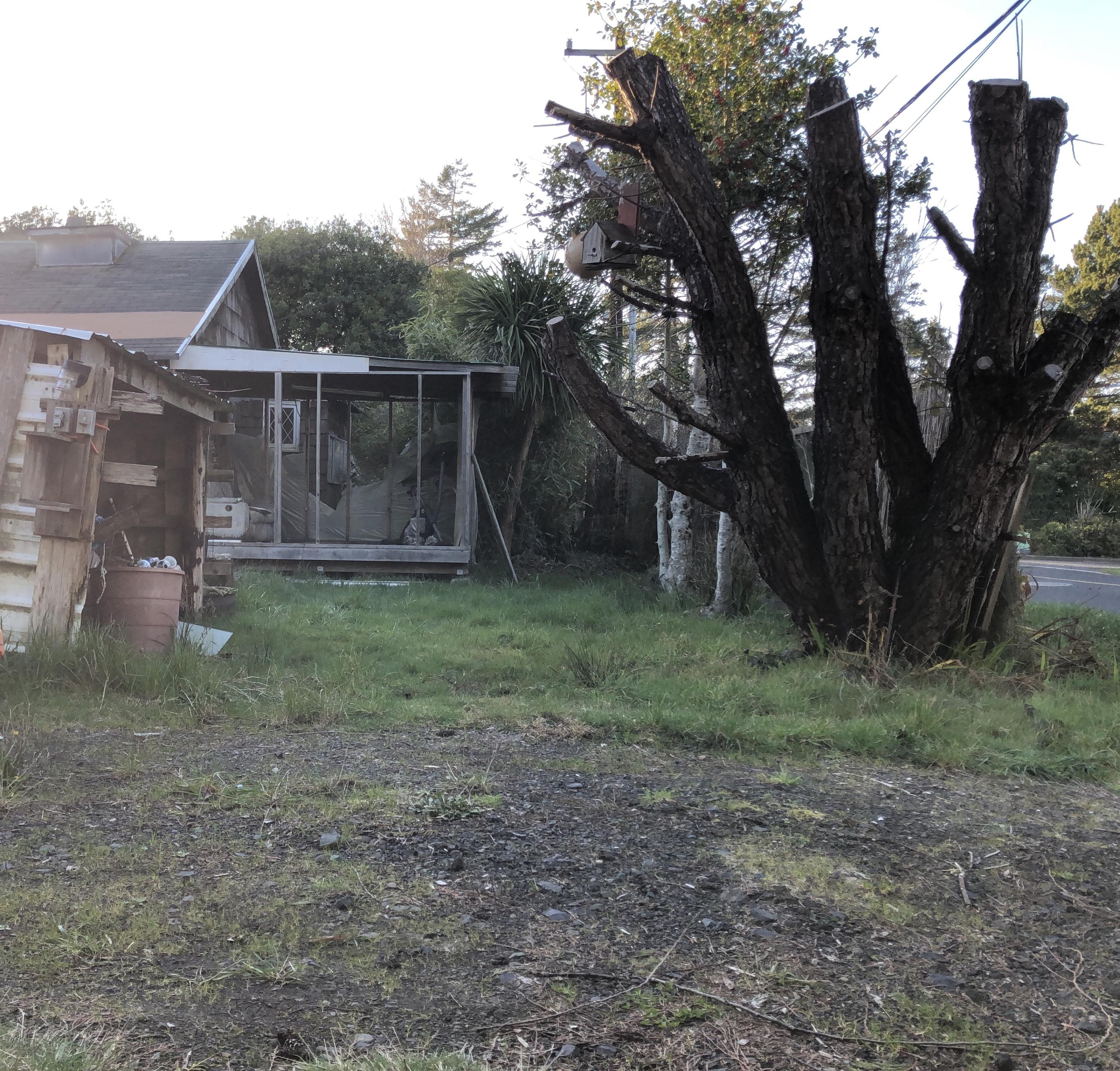 418 Southeast 35th Street Newport, OR 97366 - Photo 4 of 31 2E246F36-3614-4669-82B4-4F4564372C02
