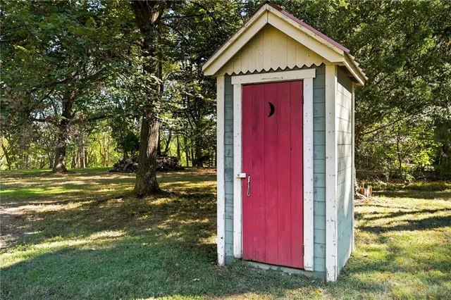 a view of a house with backyard