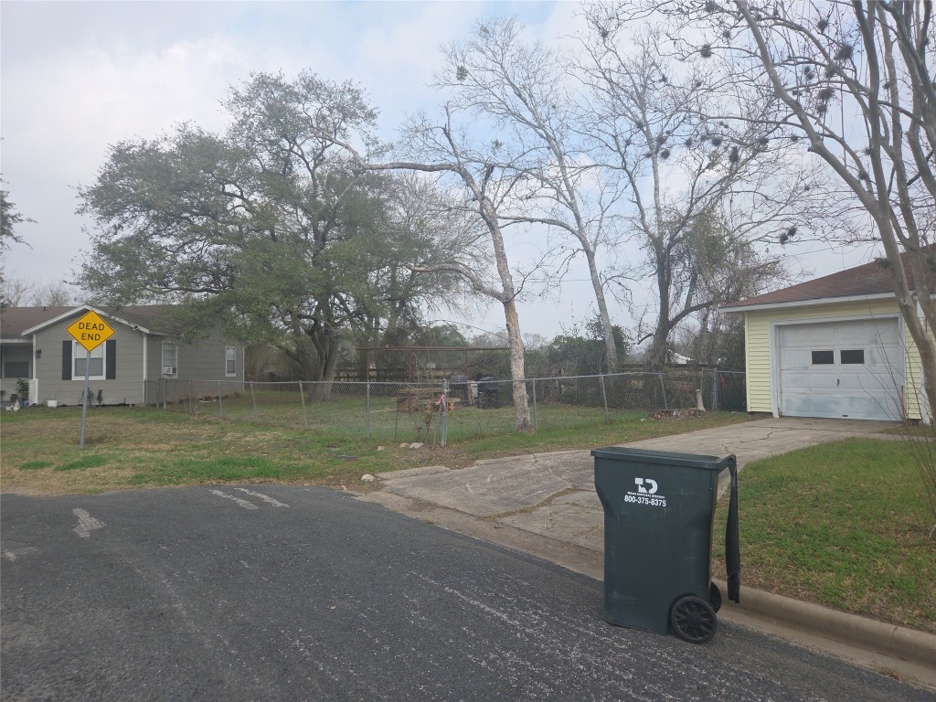 1216 Merchant Street El Campo, TX 77437 - Photo 2 of 8