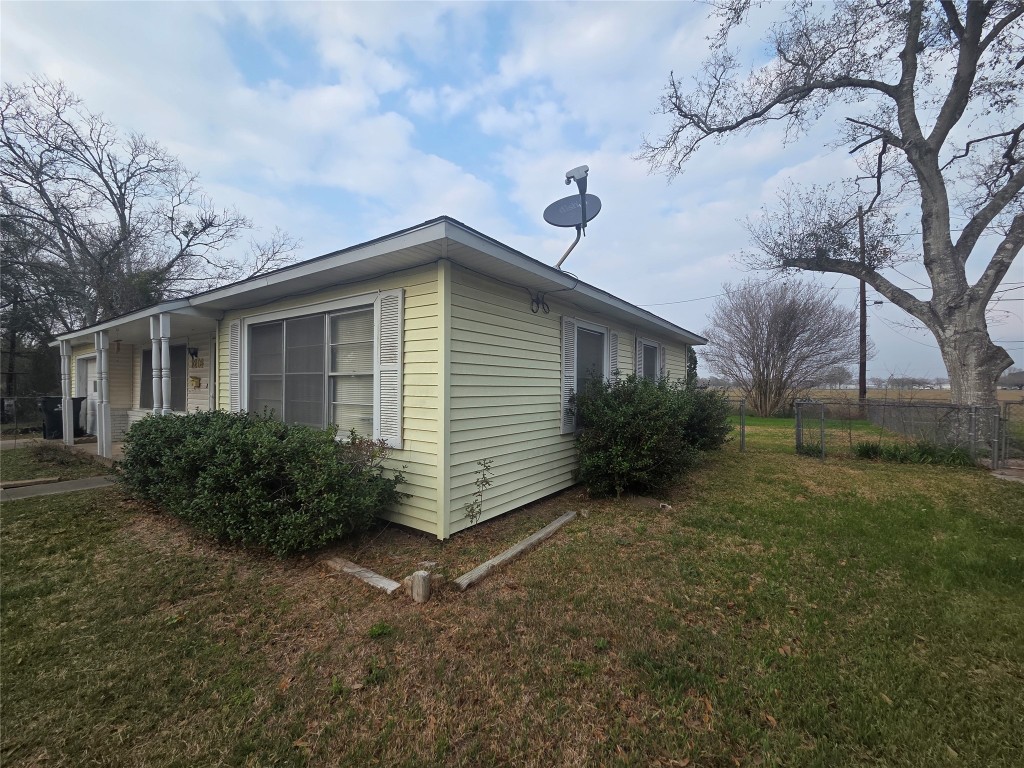 1216 Merchant Street El Campo, TX 77437 - Photo 3 of 8