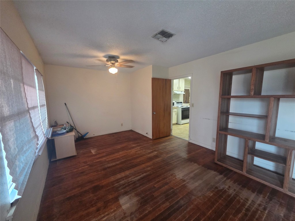 1216 Merchant Street El Campo, TX 77437 - Photo 4 of 8