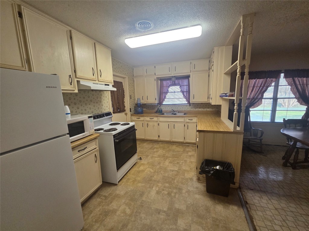 1216 Merchant Street El Campo, TX 77437 - Photo 5 of 8